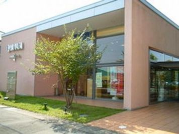 大通り沿い、明るいオレンジ色の建物です。 - 名塚センター グランドピアノ　防音部屋　S2教室の外観の写真