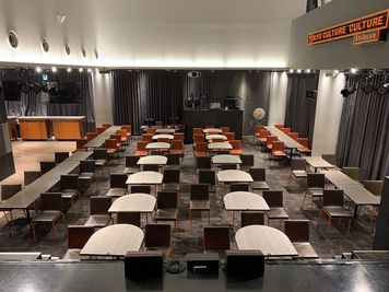 テーブル有り70名 - 東京カルチャーカルチャー イベントスペースの室内の写真