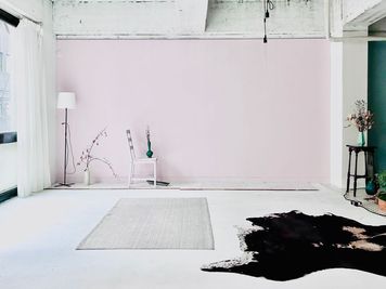 ピンク壁 - -lull- share studio ルル　シェアスタジオの室内の写真