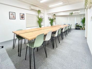 懇親会プラン（最大２４名着席可）
アルコール含む飲食可！
ゴミ捨てプランもございます - たまりば飯田橋 Station Front たまりば飯田橋 パーティ利用プランの室内の写真