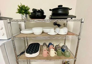 備品:食器やお鍋など調理器具も取り揃えました - RundRond　-るんどろんど- キッチン付きレンタルスペース（多目的スペース）の設備の写真
