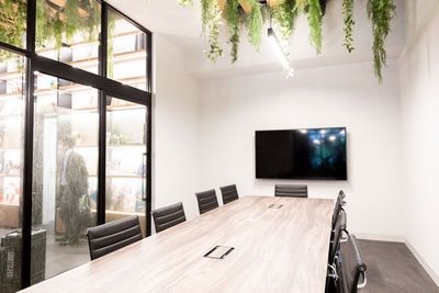 AOU銀座の森 緑あふれるカフェの一角にある完全個室スペースの室内の写真