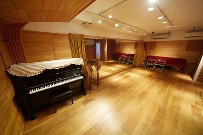 【１階＋３階】多目的✨防音✨演奏ホール（小）グランドピアノ【ミニコンサート可】＋楽屋（控室） - 調布三鷹レンタルスペース 