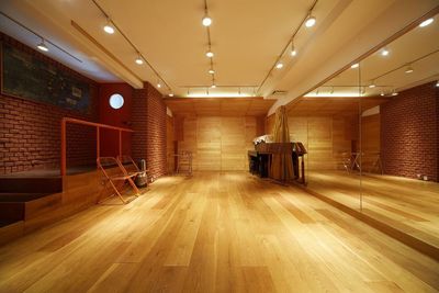 【１階】４１平米の広い空間に側面がほぼ全面ガラス張りなので展示場やダンスなど幅広い用途でご利用いただけます - 《Fali-Studio》調布三鷹吉祥寺レンタルスペース  防音ホール✨ピアノ有＋楽屋（控室）１+３階【調布三鷹吉祥寺】の室内の写真