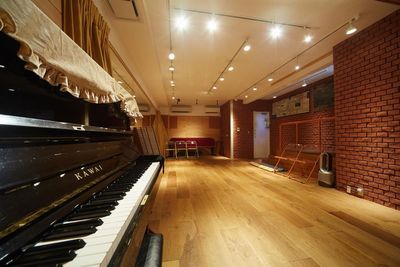 【１階】💫ダイソン空気清浄機💫【2024/3/1より常設ピアノがアップライトからグランドピアノになりました】 - 調布三鷹レンタルスペース  防音ホール✨ピアノ有＋楽屋（控室）１+３階【調布三鷹吉祥寺】の室内の写真