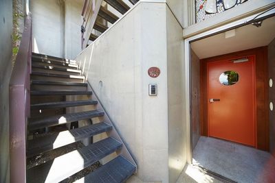 【２階】への階段 - 調布三鷹レンタルスペース  防音ホール✨ピアノ有＋楽屋（控室）１+３階【調布三鷹吉祥寺】の室内の写真