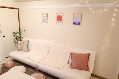 白の可愛いソファーです♪ - ハレスペ《扇町》 ハレスペ《ブラン扇町》の室内の写真
