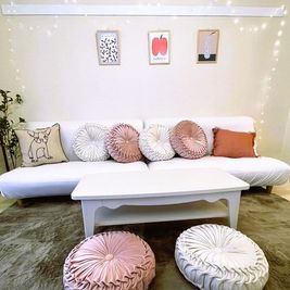 白の可愛いソファーとクッションです♪ - ハレスペ《扇町》 ハレスペ《ブラン扇町》の室内の写真