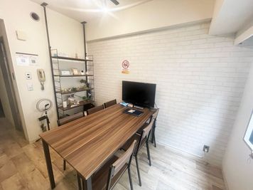 無制限高速wifi/大型モニター/6人収容可/新大阪駅から一番近い（徒歩10秒）/当日予約可/会議やセミナー等にご利用ください。 - レンタルスペース・貸会議室「プレジール」