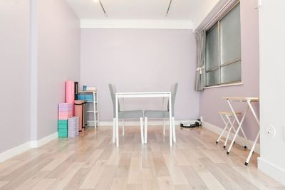 デスクや椅子は自由に動かせるので、撮影用にお使いいただけます♪ - レンタルスタジオiLis『アイリス』の室内の写真