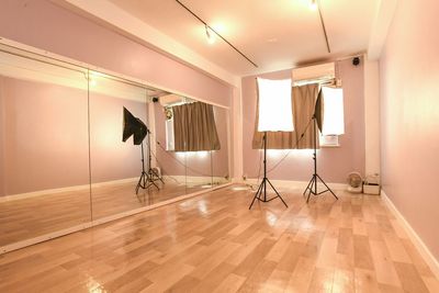 撮影用にカーテンを閉め切り、ソフトボックスの照明を使用すればとてもよい雰囲気になります♪ - レンタルスタジオiLis『アイリス』の室内の写真