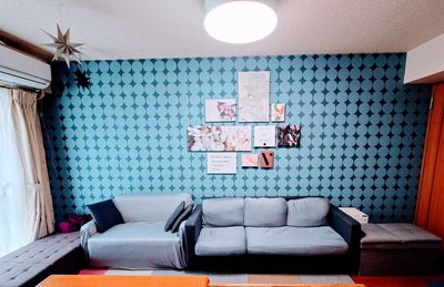 横一列に８名座って映画・動画鑑賞会も！ - エクセルシオール スペース新宿 【新宿三丁目2分】地域最大級120㌅大画面パーティールームの室内の写真