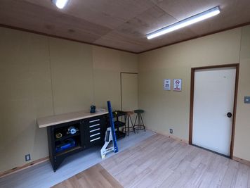 スタジオブース【2】
二面採光のお部屋!! - DIY Garage ワークショップ開催スペースの室内の写真