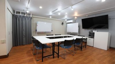 レンタルスペース24 ビジネス　研修　セミナー　会議　の室内の写真
