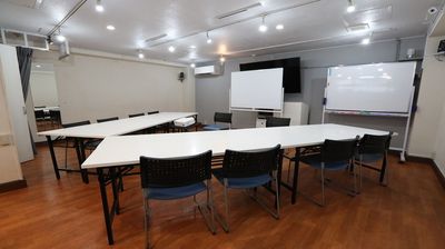 レンタルスペース24 ビジネス　研修　セミナー　会議　の室内の写真