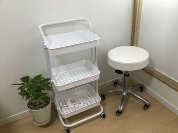 ワゴン、高さ調節できる回転椅子 - ゆらぎスペース二条　中島オフィス2F  レンタルサロン　ゆらぎすぺーす二条201の設備の写真