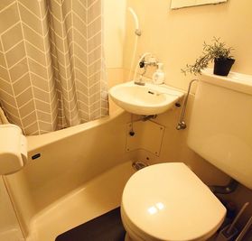 オプションでシャワーもご利用いただけます。 - エクセルシオール スペース新宿 【新宿三丁目2分】地域最大級120㌅大画面パーティールームの室内の写真