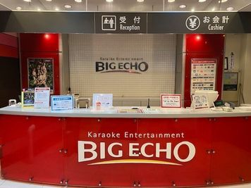 カラオケ ビッグエコー高松フェリー通り店 《5～8名用》カラオケルーム【サイズM】の室内の写真