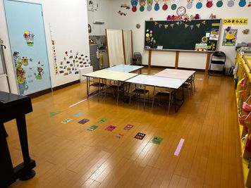 ミニキッチン、黒板、ホワイトボード、ウォールミラー、子ども用机・椅子、高テーブル、パイプ椅子、オーディオ一式、アップライトピアノ等備品も充実しています。 - つみきらんど 駅チカ、用具豊富なレンタルスペースの室内の写真