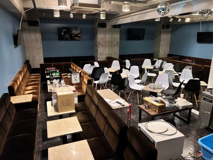 ソファー席と椅子で最大40席 - 牡蠣と馬肉の創作バル　motto. カラオケ付きレンタルスペースの室内の写真