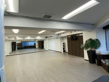 神田駅前のダンススタジオ。9m×6m大型フロアーで鏡、更衣室、待機スペースあり。 - 神田ダンススタジオ