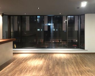夜の本町、雰囲気が良い場所でストレッチ、トレーニング、ヨガなら - レンタルスタジオウルトラ 本町・靱公園店 夜専 | 本町 靱公園前店 | ヨガ撮影スタジオウルトラの室内の写真