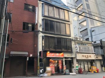 本町駅25番出口-北に1本、角の歯医者を右に曲がるとすぐ。レンタルスタジオULTRA。 - レンタルスタジオウルトラ 本町・靱公園店 夜専 | 本町 靱公園前店 | ヨガ撮影スタジオウルトラの外観の写真