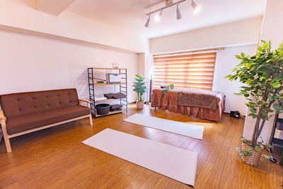 部屋が広いのでヨガのレッスンも行えます。※利用後は家具の配置を戻してください - レンタルサロン　NATURA(ナチュラ) レンタルサロンNATURA(ナチュラ)の室内の写真