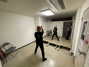 THビル2階Cルーム 多目的スペース（会議、ダンス等）の室内の写真