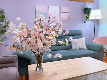 ピンク基調のお部屋に可愛い桜！室内お花見をお楽しみください！ - ハレスペ《扇町》 ハレスペ《ノア扇町》の室内の写真
