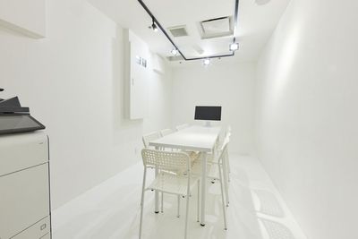 【CYBERSTUDIO】新橋駅徒歩1分！真っ白な会議室兼撮影スタジオ！面接会場/商品・動画撮影/ライブ配信など利用用途様々！ - CYBER SPACE