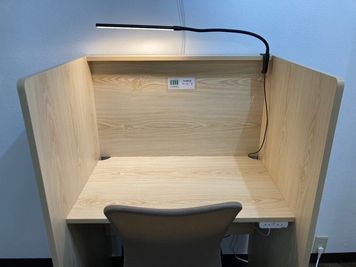 予約席③アップ　ライトは調光可能です。 - いいオフィス旭川 by 街角自習室 The Other Desk 【旭川 by 街角自習室　¥550/1h！！】1名DESK③の室内の写真