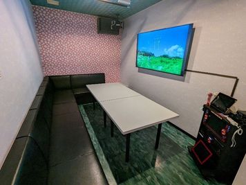 カラオケビッグエコー 瓦町店 《5～8名用》カラオケルーム【サイズM】の室内の写真