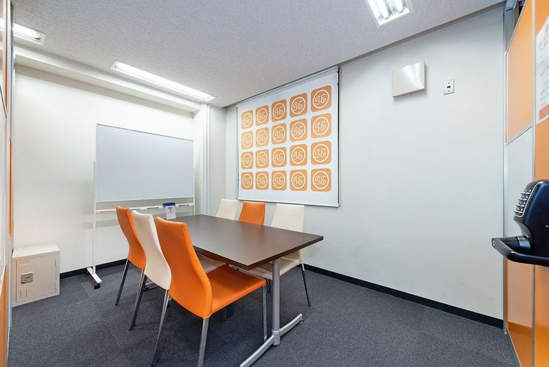 6名様でご利用いただける会議室です。 - 横浜アントレサロン 6名会議室の室内の写真