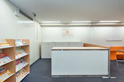 受付スタッフまでお声がけください。お部屋までご案内させていただきます。 - 横浜アントレサロン 6名会議室の入口の写真