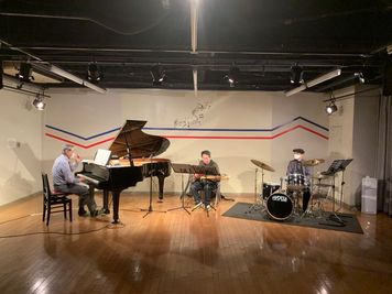 ライブ風景　客席は１００名まで椅子を準備可能・ＰＡ装置やピアノ・ドラムのレンタルも可能です - ヤマハウイング北勢堂ビル内 多目的スペース　ホールの室内の写真