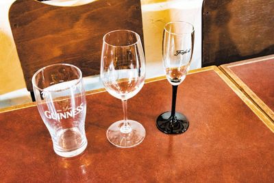 ワイングラス18脚シャンパングラス14脚ビールグラス20個あります - ASOBIBA 城東 今福鶴見 城東区パーティスペース⭐️業務用キッチン🎵レンタルカフェ✨の設備の写真