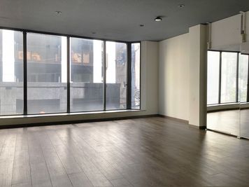 朝焼け、夕焼けを浴びながらのダンスヨガならレンタルスタジオULTRA。 - レンタルスタジオウルトラ 本町・靱公園店 夜専 | 本町 靱公園前店 | ヨガ撮影スタジオウルトラの室内の写真