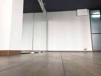 フロアタイルのコツコツ音が小気味良く響きますレンタルスタジオULTRA。 - レンタルスタジオウルトラ 本町・靱公園店 夜専 | 本町 靱公園前店 | ヨガ撮影スタジオウルトラの室内の写真