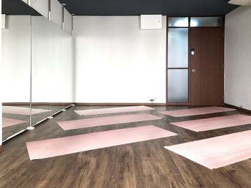 6枚ヨガマットを敷いても、まだスペースが余っています。レンタルスタジオULTRA。 - レンタルスタジオウルトラ 本町・靱公園店 夜専 | 本町 靱公園前店 | ヨガ撮影スタジオウルトラの室内の写真