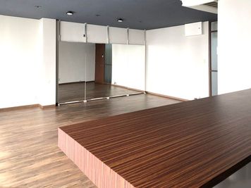 バーカウンター越しに見えるスペースも雰囲気が良いレンタルスタジオULTRA。 - レンタルスタジオウルトラ 本町・靱公園店 夜専 | 本町 靱公園前店 | ヨガ撮影スタジオウルトラの室内の写真