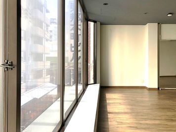朝焼け、夕焼けを浴びながらのダンスヨガならレンタルスタジオULTRA。 - レンタルスタジオウルトラ 本町・靱公園店 夜専 | 本町 靱公園前店 | ヨガ撮影スタジオウルトラの室内の写真