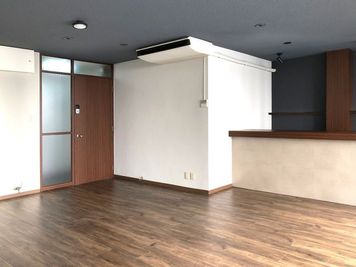 スタジオに珍しい、バーカウンターが良い雰囲気レンタルスタジオULTRA。 - レンタルスタジオウルトラ 本町・靱公園店 夜専 | 本町 靱公園前店 | ヨガ撮影スタジオウルトラの室内の写真