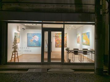 油絵個展の様子 - Gallery CHARLOTTE.USAGI 石川町元町口徒歩1分、全面ガラス張りのギャラリーの外観の写真