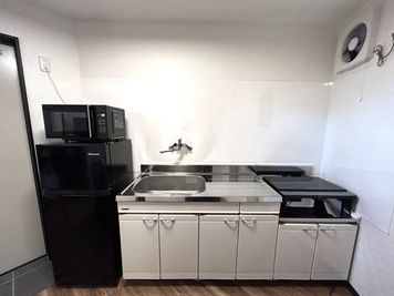 キッチン、電子レンジ、冷蔵庫、電気コンロ、キッチンペーパー、割箸、使い捨てスプーン、紙皿など完備 - ケイディスペース 逗子の室内の写真