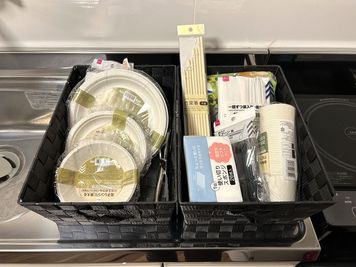 紙皿、割箸、スプーンなど取り揃えております。 - ケイディスペース 逗子の室内の写真