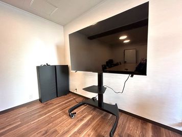 モニター65インチ　キャスター付の為、移動可能です。HDMIケーブル（5m）を設置しております。 - ケイディスペース 逗子の室内の写真