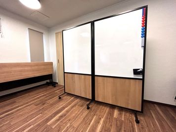 ホワイトボード2枚　幅900mm、高さ1800mm　キャスター付きの為、移動可能です。 - ケイディスペース 逗子の室内の写真