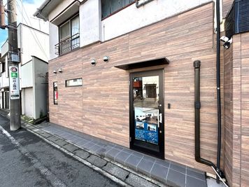 1階路面店となります。木目調の外壁が目印です。（目印にレンタルスペースのポスターが掲示しております） - ケイディスペース 逗子の外観の写真