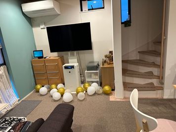 パーティー、会議、女子会、ママ会、勉強会、打ち上げ、万能ルームです!アレクサで音楽流しながら、楽しい時間が過ごすのは間違いなし！ -  stars  パティースペース パーティールーム、会議室レンタルの室内の写真